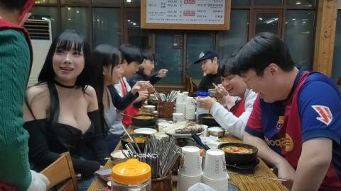 야바 - [클립]서울깍쟁이 백만송을 본 국밥집 이모 반응