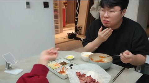 야바 - [클립]밥 먹다가 '경찰과 감자'하는 봉준이 보고 빵 터진 오리