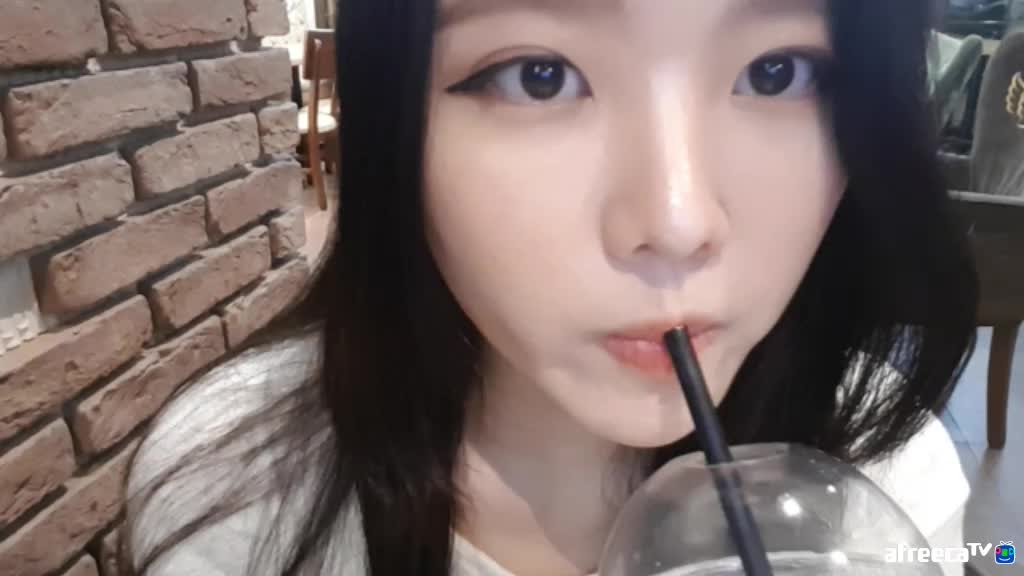 이화는 혼밥 중
