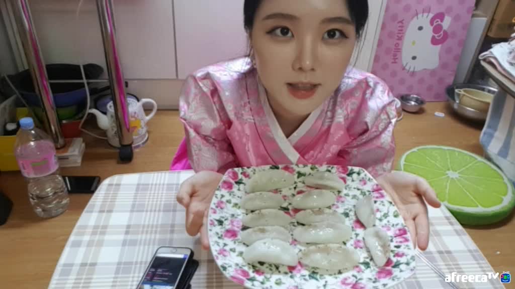 나 홀로 송편 만들기 ...도와줘잉