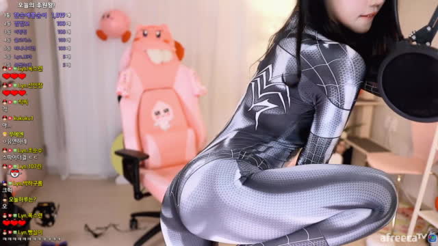 풀템 착용 오토바이 스파이더걸  에디린 
