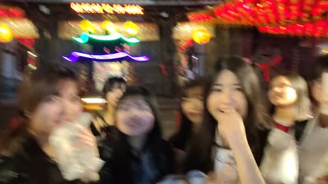 킴수니 - 대만 소녀들한테 둘러싸인 남순